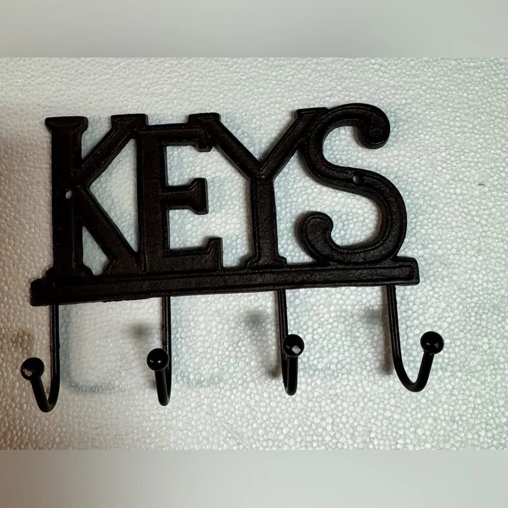 Wall Mounted Western Key Holder 4 Key Hook Decorative Cast Iron Key Rack.